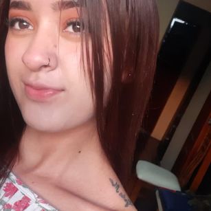 Model - Luciana Smith fingers