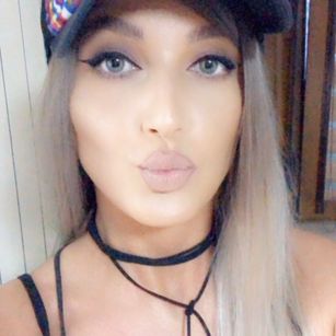 Model - ariana_anne comunicative