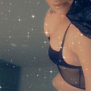 Model - Mandi Cane short