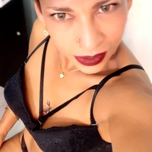 Model - Sara roche latina