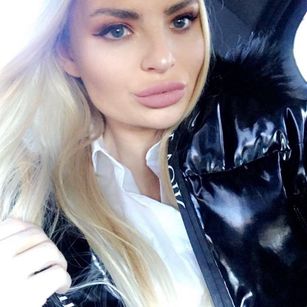 Model - TaylorTease latex