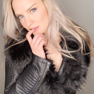 Model - Allie Awesome Hot