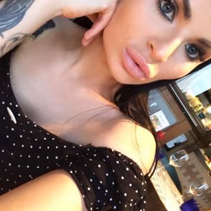 Model - TaylorTease tights