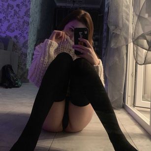 Model - Emely Bloom joi