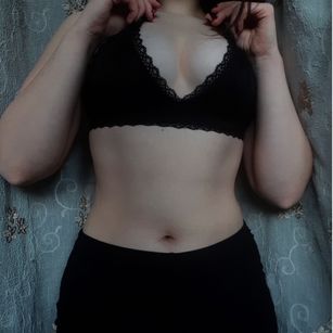 Model - Emely Bloom masturbate