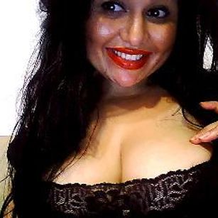 Model - AndreaDivine squirting