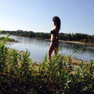 Model - Leila Wild brunette