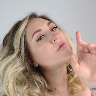 Model - Lux Noir Busty