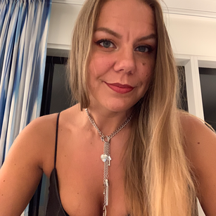 Model - Julia Loves To Masturbate bigass