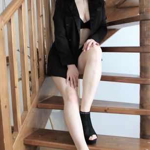 Model - Golden_Luci highheels