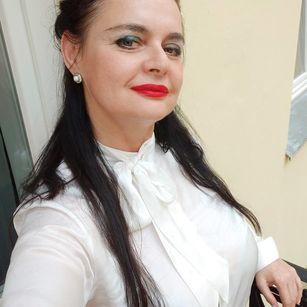 Model - Dominatrix Dinah milf