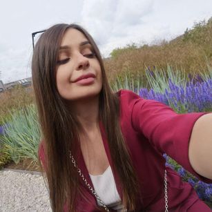 Model - DaReina pantyhose