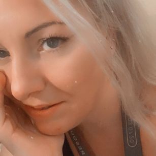 Model - Lily Cox smart