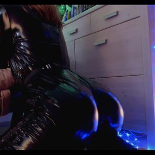 Model - Donttellurwife attractive