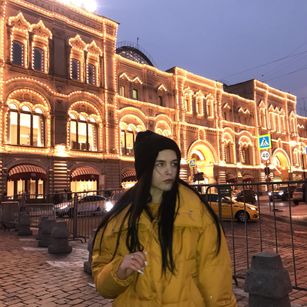 Model - Skyfull Model brunette