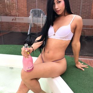 Model - EstefaniaGil bigcock