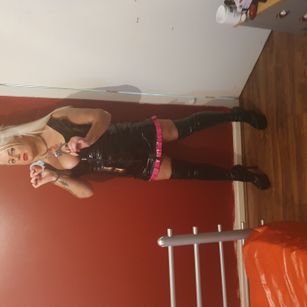 Model - MistressRebcca smoking