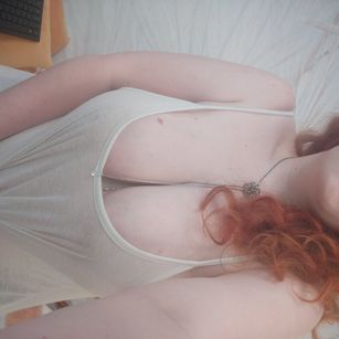 Model - DexyRed spanking