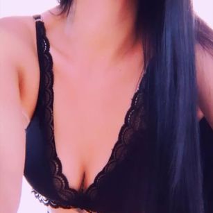 Model - Sofia Ross finger