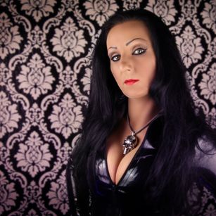 Model - Mistress Luciana latex