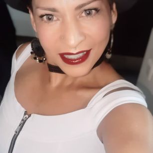 Model - Sara roche teacher