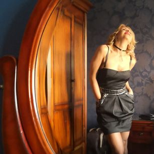 Model - LauraMinks kissing