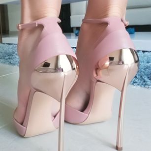 Model - Dominatrix Dinah feet