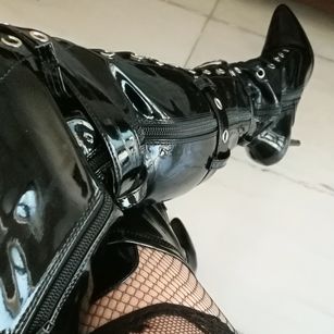 Model - Dominatrix Dinah femdom
