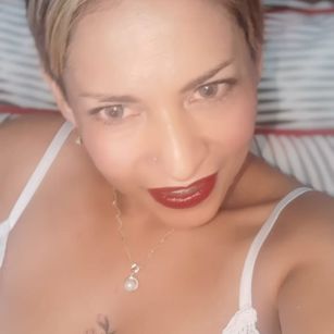 Model - Sara roche latina