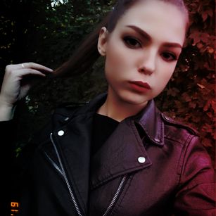 Model - Affectionate Swallow brunette