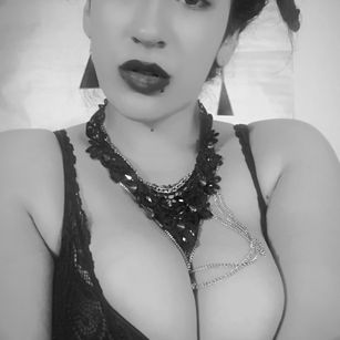 Model - SativaDoll bigbreasts