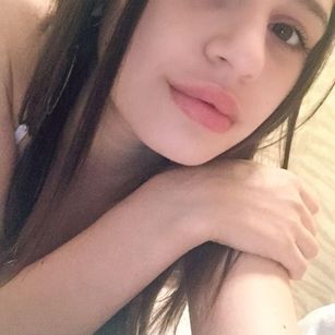 Model - Camilla strip