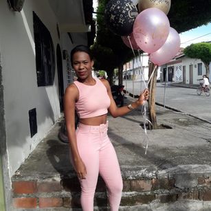 Model - DANIELA aceite