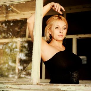 Model - Ciroya playful