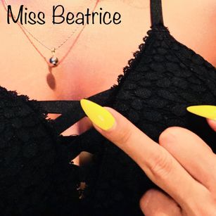 Model - MissBeatrice red
