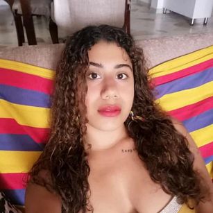 Model - ALUNA hermosa