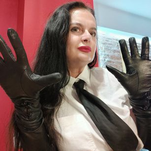 Model - Dominatrix Dinah legs