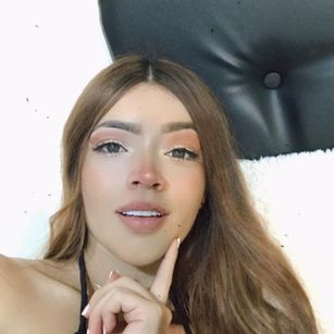 Model - Mileytabs latina