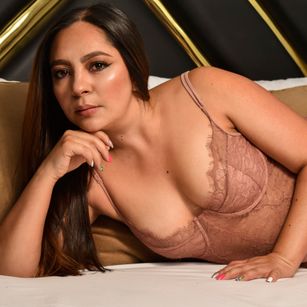 Model - Ariana Zaens pussy