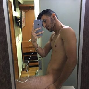 Model - Xander_Scott top