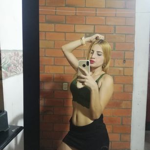 Model - Brithany Leon Amantes