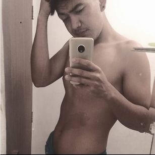 Model - ESTEBAN_HOTT dedos