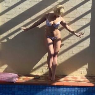 Model - SarahzLove cam2cam