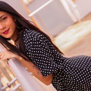 Model - Ariel Banks striptease