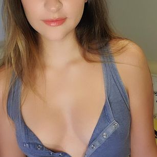 Model - Eve Moony Regular