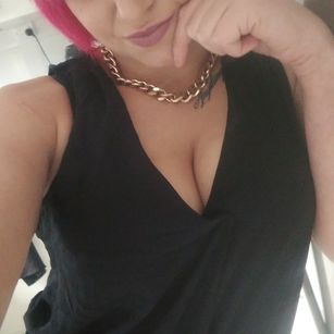 Model - Mak touching