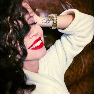 Model - MissBeatrice legs