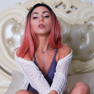 Model - EvilinTwin striptease