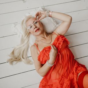 Model - Granny Gloria fetish