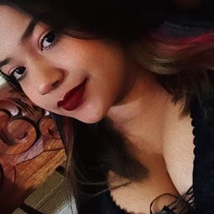 Model - Mandy Sweet dildo